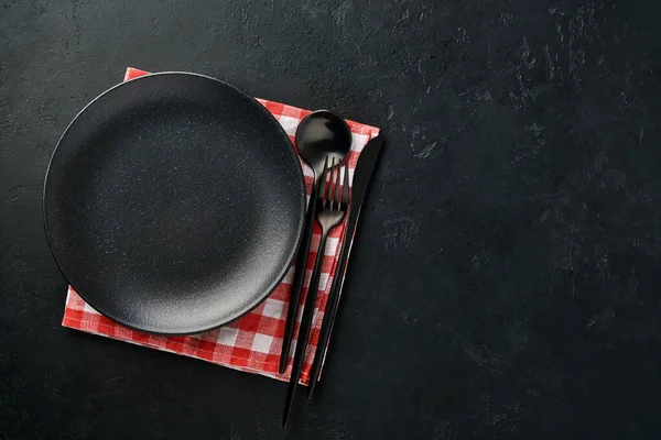 Plato Negro Vacío Tenedor Cuchillo Mantel Rojo Utensilios Cocina Sobre —  Fotos de Stock