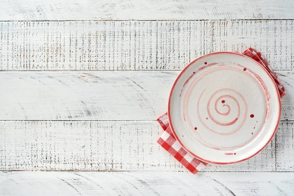 Leerer Weißer Teller Und Rotes Handtuch Über Altem Weißen Holztischhintergrund — Stockfoto