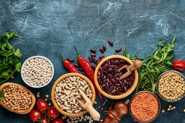 Legumes, mercimek, nohut, fasulye çeşitleri, mavi masada sağlıklı mutfak yapmak için lezzetli iştah açıcı baharatlar. Kilo verme diyeti ve kolesterol kavramına karşı savaş. Üst görünüm.