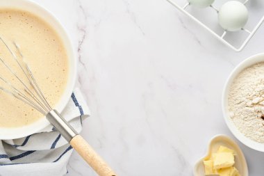 Kahvaltı ya da Maslenitsa için ev krepleri için hamur hazırlama. Buğday unu, yumurta, tereyağı, şeker, tuz, süt. Adım adım tarif et. Seçici odak.