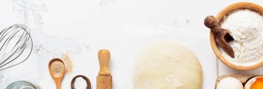 Makarna, krep, yumurta, un, su ve tuzu hazırlamak için hamur ve malzemelerle pişirme. Üst görünüm.