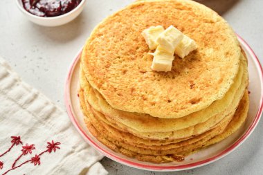 Krep ya da tereyağlı ve ahududu reçelli ince krepler eski gri beton arka planda güzel bir seramik tabakta. Üst görünüm, boşluğu kopyala. Kahvaltı ya da tatlı için ev yapımı ince krep..