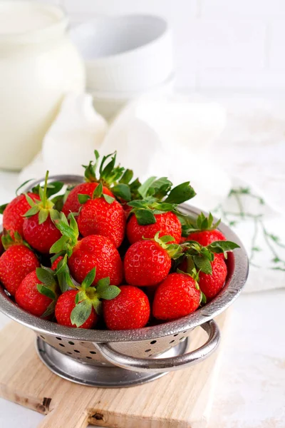 Fresas Frescas Maduras Deliciosas Cuenco Colador Sobre Fondo Piedra Blanca — Foto de Stock