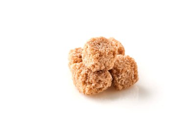 Beyaz arka planda saf şeker küpleri izole edilmiş. Seçici odak.