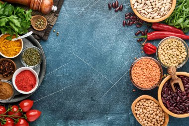 Legumes, mercimek, nohut, fasulye çeşitleri, siyah masada sağlıklı mutfak yapmak için lezzetli iştah açıcı baharatlar. Kilo verme diyeti ve kolesterol kavramına karşı savaş. Üst görünüm.