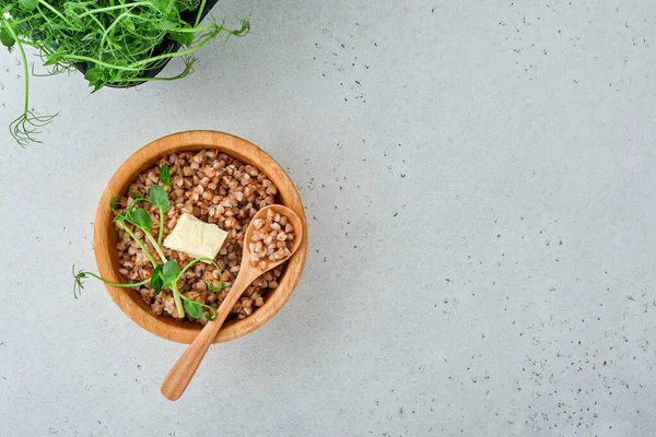 Buckwheat Zabkása Tálban Petrezselyemlevéllel Vajjal Szürke Alapon Gluténmentes Ősi Gabona — Stock Fotó