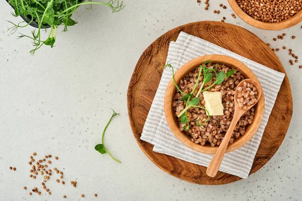 Buckwheat Zabkása Tál Petrezselyem Levél Vaj Régi Fehér Háttér Házi — Stock Fotó