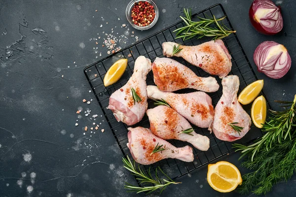 Baquetas Frango Cru Com Ingredientes Para Cozinhar Fundo Pedra Preta — Fotografia de Stock