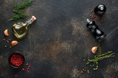 Siyah taştan bir arka planda Hint baharatları ve otları. Bir kaşıkta zerdeçal, dereotu, paprika, tarçın, safran, fesleğen ve biberiye. Üst Manzara. Model.