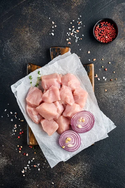 Pedaços Crus Ingredientes Carne Frango Tábua Madeira Especiarias Ervas Legumes — Fotografia de Stock