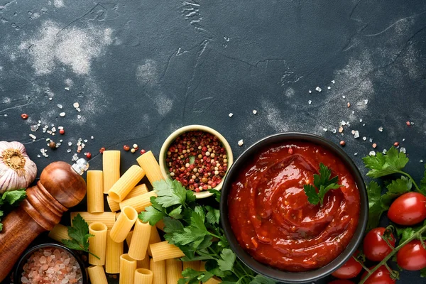 Pasta Hintergrund Pasta Rigatoni Tomatenketchup Sauce Olivenöl Gewürze Petersilie Und — Stockfoto