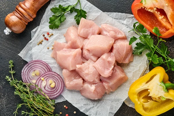 Pedaços Crus Ingredientes Carne Frango Tábua Madeira Especiarias Ervas Legumes — Fotografia de Stock