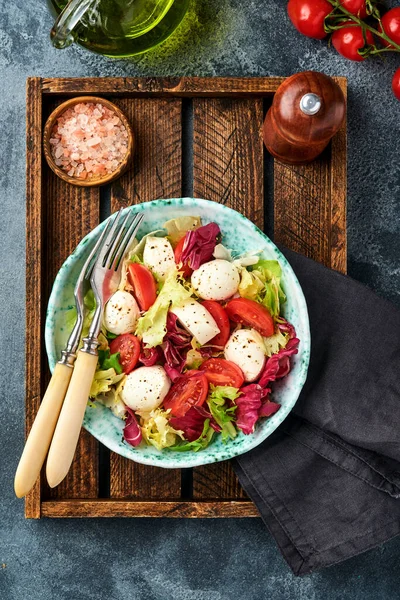 Mozzarella Tomaten Und Mischung Aus Frischen Salatblättern Schiefersteintischhintergrund Draufsicht Attrappe — Stockfoto