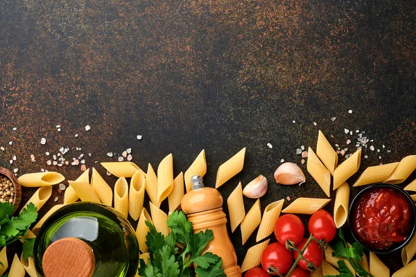 Pasta Hintergrund Pasta Rigati Tomatenketchup Sauce Olivenöl Gewürze Petersilie Und — Stockfoto