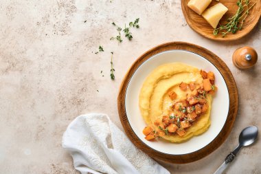 Tereyağlı, balkabaklı, sarımsaklı, tuzlu ve parmesan peynirli, açık beton arka planda. Geleneksel İtalyan yemekleri, vejetaryen yemekleri. Üst Manzara. Boşluğu kopyala.