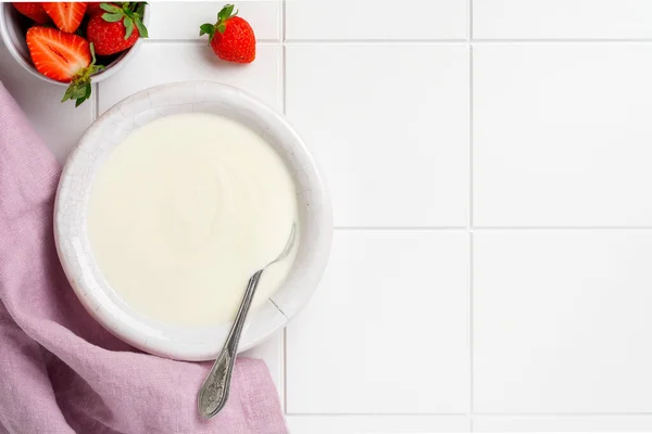 Kahvaltı Gevreği Beyaz Masada Taze Çilek Yapmak Için Malzemelerle Dolu — Stok fotoğraf