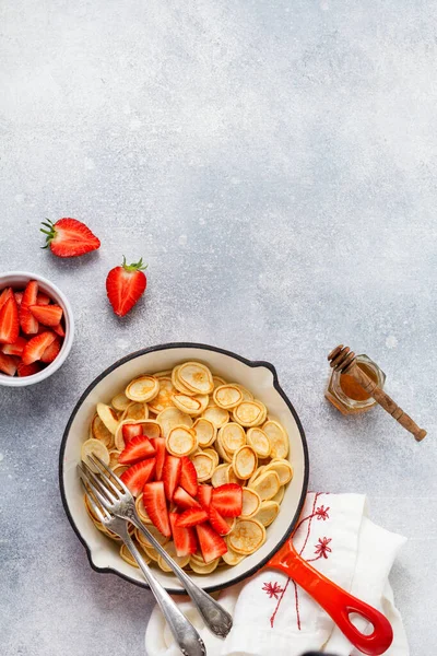 Mini Cereal Panqueque Blanco Con Fresas Sartén Para Desayuno Sobre — Foto de Stock