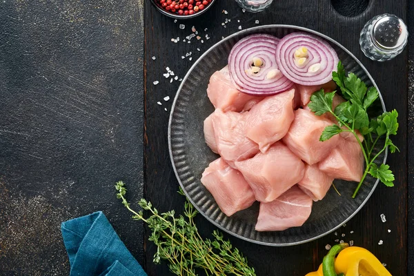 Pedaços Crus Ingredientes Carne Frango Tábua Madeira Especiarias Ervas Legumes — Fotografia de Stock