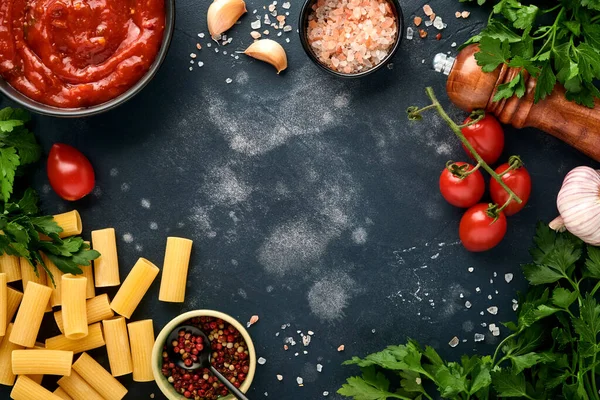 Pasta Hintergrund Pasta Rigatoni Tomatenketchup Sauce Olivenöl Gewürze Petersilie Und — Stockfoto