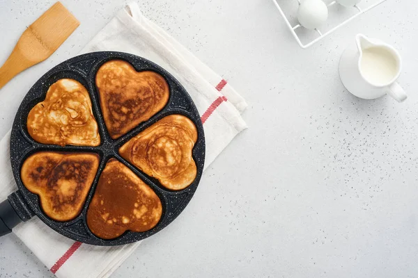 Kes Forma Corações Pequeno Almoço Frigideira Com Ingredientes Para Cozinhar — Fotografia de Stock