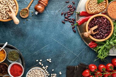 Legumes, mercimek, nohut, fasulye çeşitleri, siyah masada sağlıklı mutfak yapmak için lezzetli iştah açıcı baharatlar. Kilo verme diyeti ve kolesterol kavramına karşı savaş. Üst görünüm.