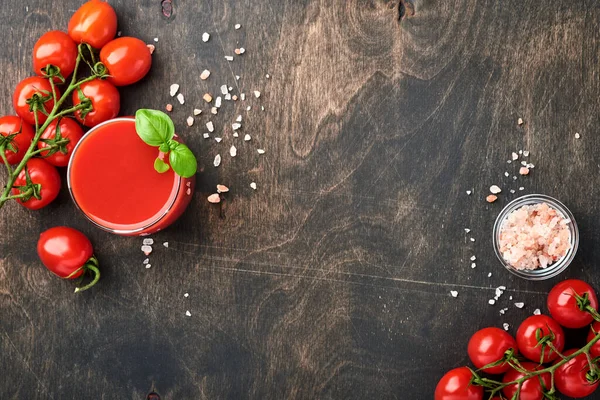 Glas Frischen Tomatensaft Salz Basilikum Und Tomaten Auf Holzständer Auf — Stockfoto