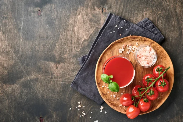 Glas Färsk Tomatjuice Salt Basilika Och Tomater Trä Stå Gamla — Stockfoto