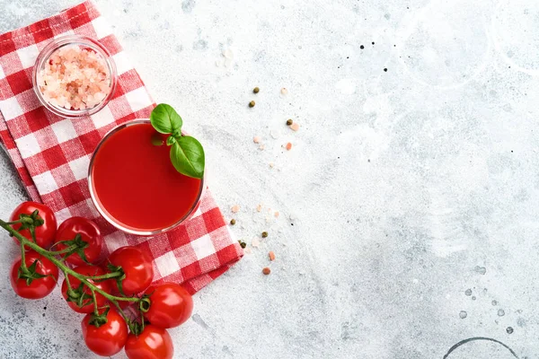 Ein Glas Frischen Tomatensaft Salz Basilikum Und Tomaten Auf Altem — Stockfoto