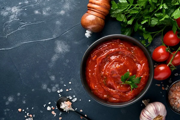 Tomatenketchup Würzige Sauce Einer Schwarzen Schüssel Mit Gewürzen Und Frischen — Stockfoto