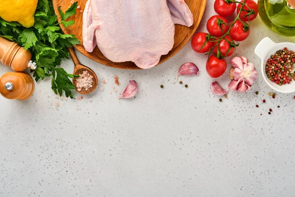 Volles Rohes Huhn Mit Zutaten Für Die Zubereitung Von Pfeffer — Stockfoto