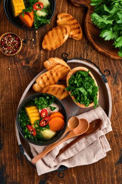 Şili et çorbası, pampkin, mısır taze kişniş ve eski ahşap masa arkasında patates. Cazuela. Latin Amerika yemekleri..