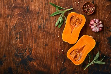 Adaçayı yapraklı çiğ organik tereyağlı kabak, çok renkli sarımsak, bal, tuz ve biber. Yemek arkaplanı. Kopyalama alanı olan üst görünüm.