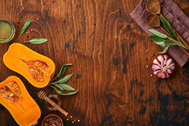 Adaçayı yapraklı çiğ organik tereyağlı kabak, çok renkli sarımsak, bal, tuz ve biber. Yemek arkaplanı. Kopyalama alanı olan üst görünüm.