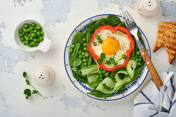 Pimientos Rojos Rellenos Huevos Hojas Espinaca Guisantes Verdes Microverduras Plato — Foto de Stock