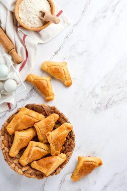 Kişniş, et, yumurta, domates ve kırmızı biber soslu kızarmış börek. Latin Amerika ve Şili 'nin bağımsızlık günü kavramı.