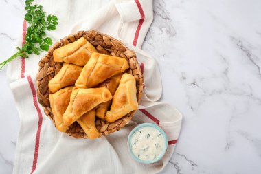 Kişniş, et, yumurta, domates ve kırmızı biber soslu kızarmış börek. Latin Amerika ve Şili 'nin bağımsızlık günü kavramı.