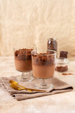 Hafif kayrak, taş ya da beton arka planda cam kavanozlarda çikolatalı mus. Lezzetli tatlı. Seçici odak