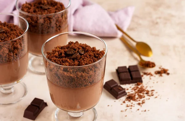Mousse Chocolate Com Brownie Frascos Vidro Uma Ardósia Leve Pedra — Fotografia de Stock