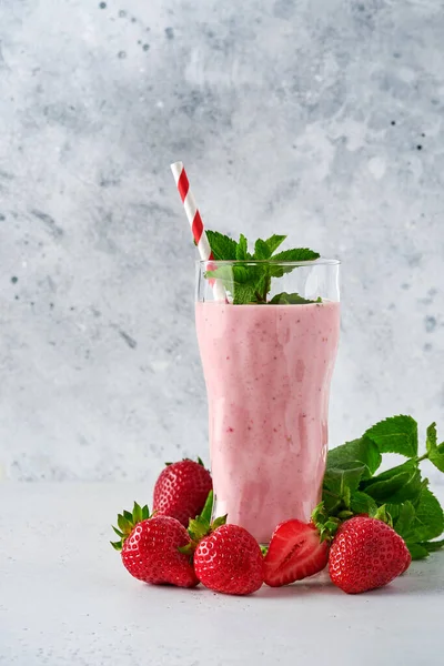 Çilekli Smoothie Veya Böğürtlenli Milkshake Açık Gri Arka Planda Uzun — Stok fotoğraf