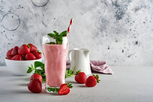 Strawberry Smoothie Milkshake Berries Mint Tall Glass Light Grey Background — Stock Photo, Image