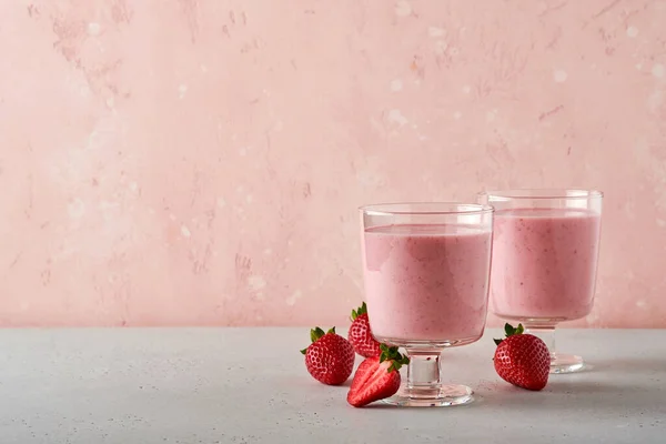 Çilekli Smoothie Böğürtlenli Milkshake Açık Pembe Arka Planda Nane Şekeri — Stok fotoğraf