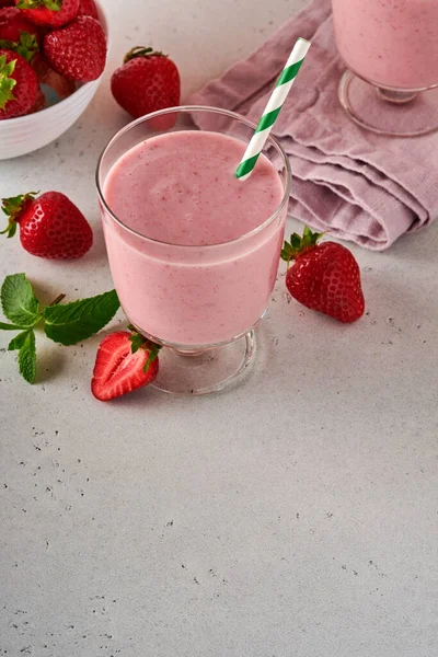 Çilekli Smoothie Veya Böğürtlenli Milkshake Açık Gri Arka Planda Uzun — Stok fotoğraf