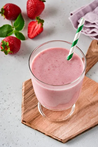 Çilekli Smoothie Veya Böğürtlenli Milkshake Açık Gri Arka Planda Uzun — Stok fotoğraf