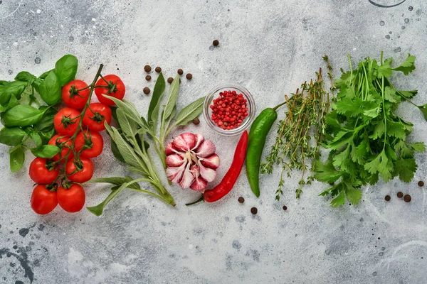 Lebensmittel Kochen Hintergrund Frischer Safran Knoblauch Koriander Basilikum Kirschtomaten Paprika — Stockfoto