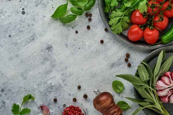 Ételfőzési Háttér Friss Sáfrány Fokhagyma Cilantro Bazsalikom Cseresznye Paradicsom Paprika — Stock Fotó