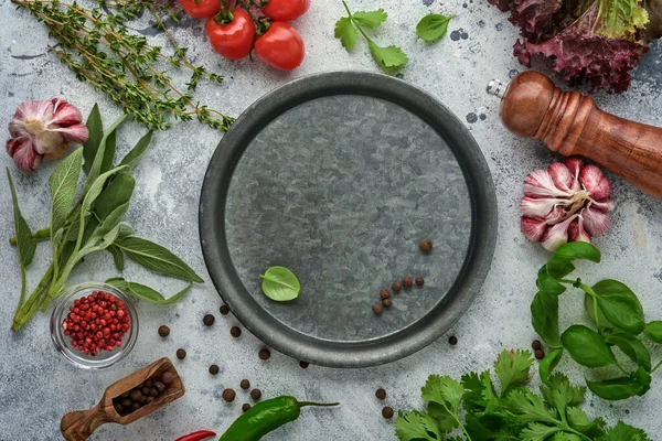 Lebensmittel Kochen Hintergrund Frischer Safran Knoblauch Koriander Basilikum Kirschtomaten Paprika — Stockfoto