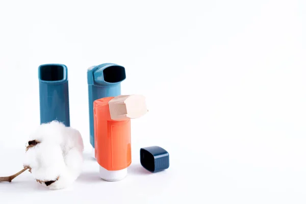 Trois Inhalateurs Asthme Sur Fond Blanc Isolé Concept Médical — Photo