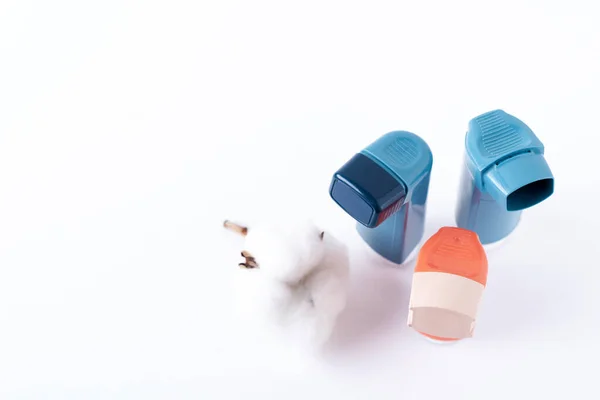 Trois Inhalateurs Asthme Sur Fond Blanc Isolé Concept Médical — Photo