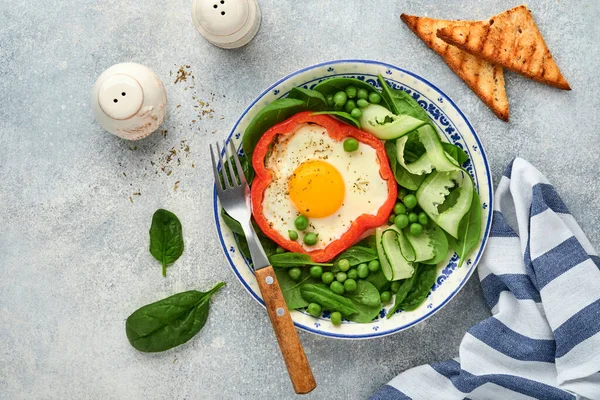 Pimientos Rojos Rellenos Huevos Hojas Espinaca Guisantes Verdes Microverduras Plato — Foto de Stock