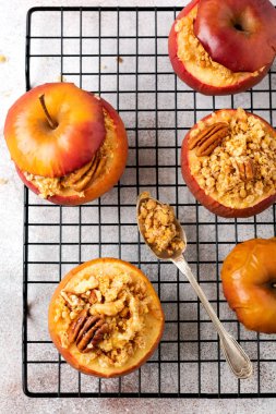 Cevizli, tarçınlı, çırılçıplak ve ballı fırınlanmış elmalar eski beton ışıklı arka planda. Kırsal bayat